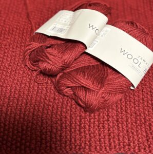 赤い鹿の子編みのマフラー