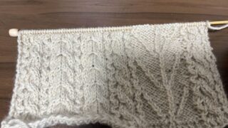 編みかけのアラン模様のマフラー