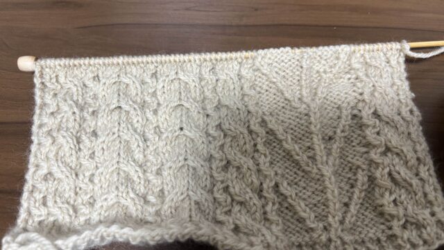 編みかけのアラン模様のマフラー