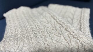 編み終わったマフラー