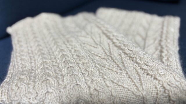 編み終わったマフラー