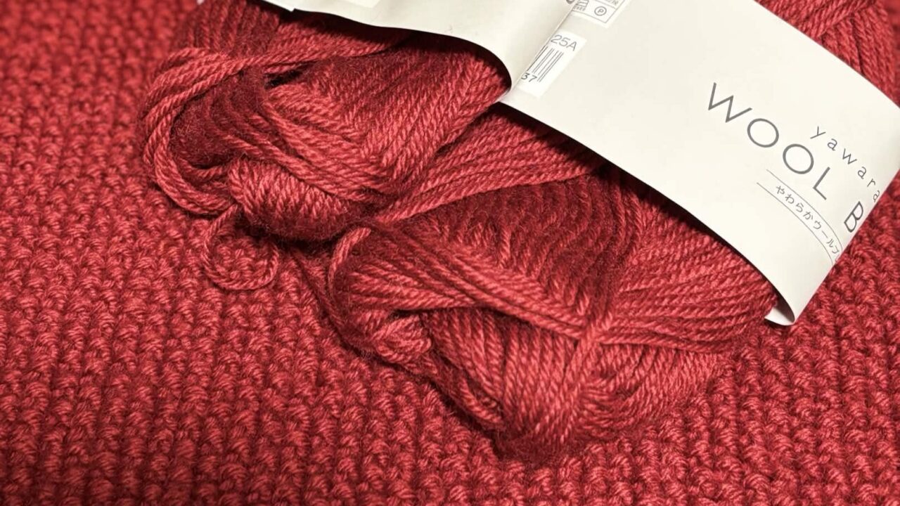 赤い鹿の子編みのマフラー