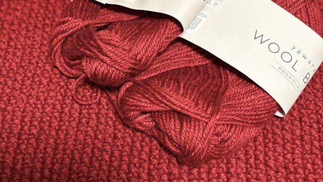 赤い鹿の子編みのマフラー